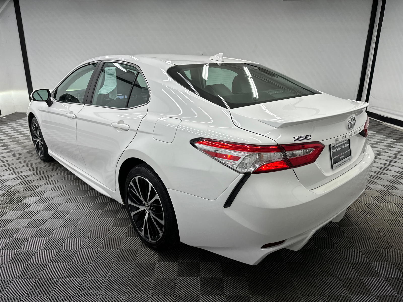 2020 Toyota Camry SE 3