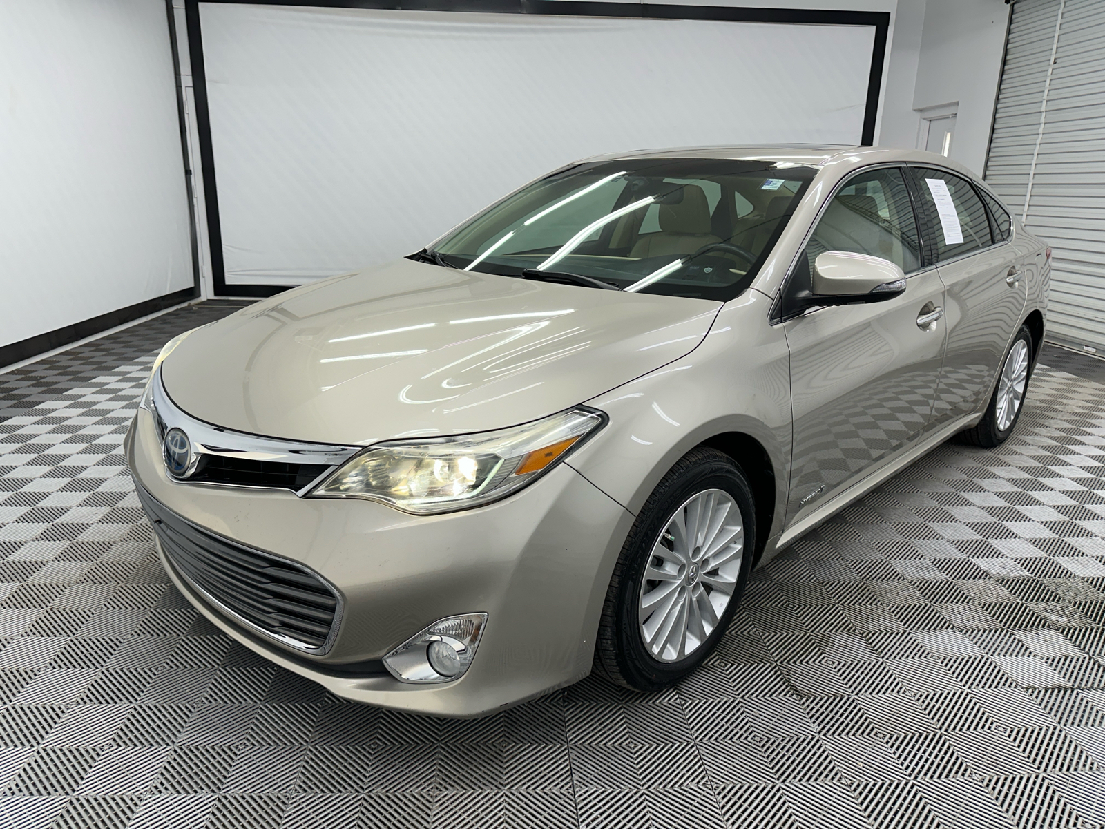 2013 Toyota Avalon Hybrid XLE Premium 1