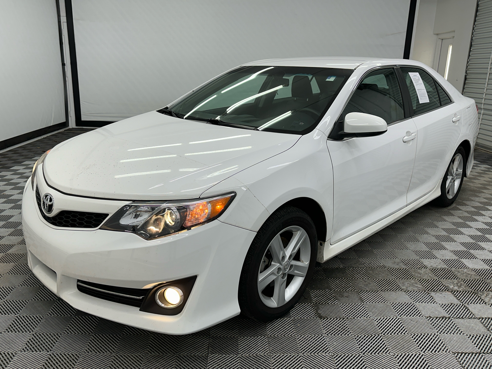 2014 Toyota Camry SE 1