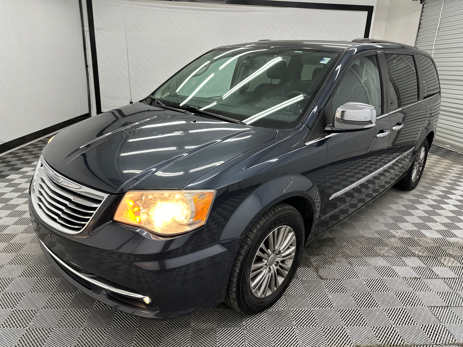 2014 Chrysler Town & Country Touring-L 1