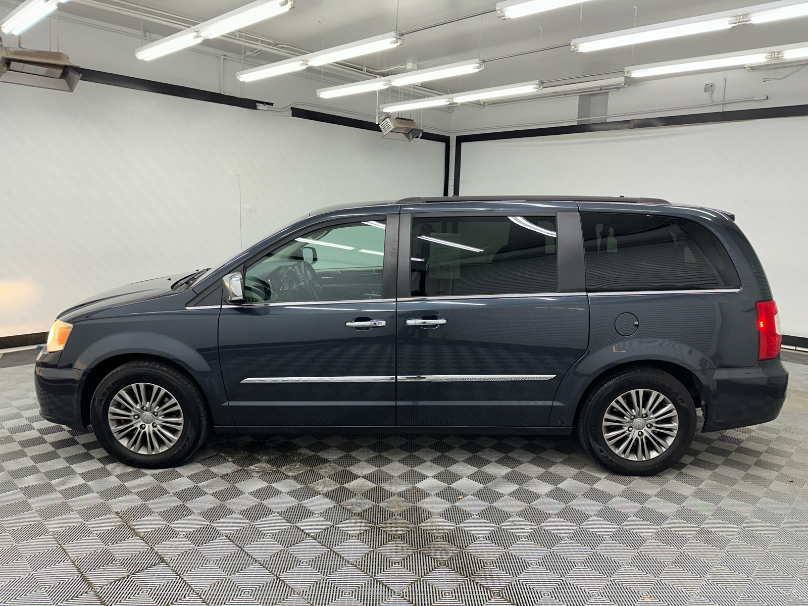 2014 Chrysler Town & Country Touring-L 2