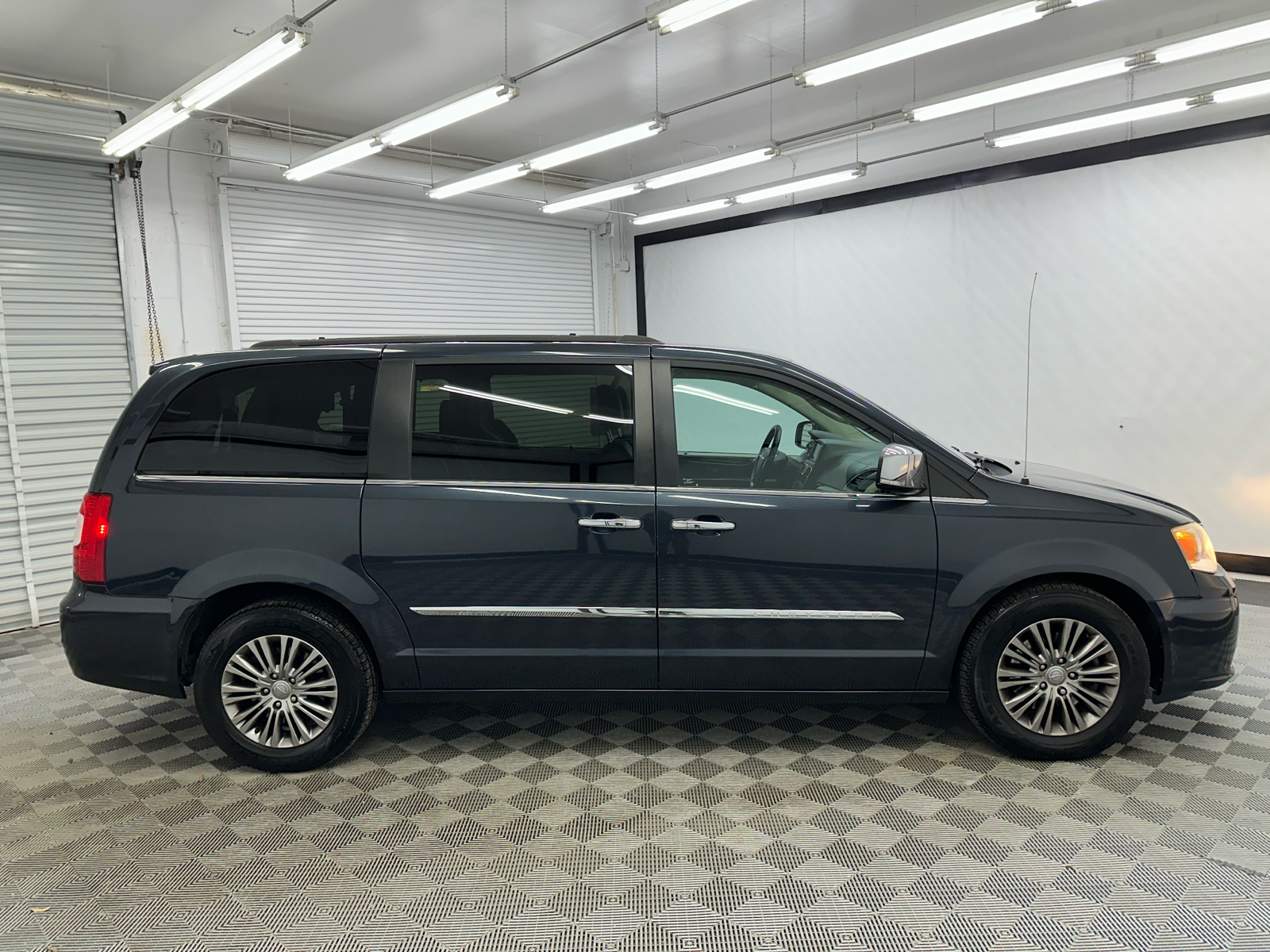 2014 Chrysler Town & Country Touring-L 6