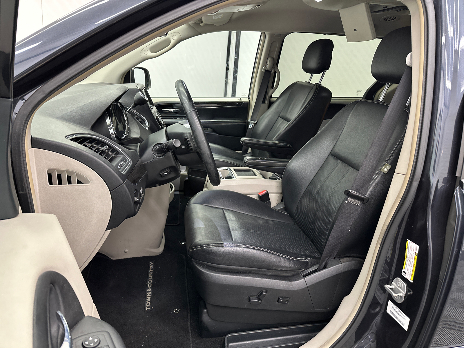 2014 Chrysler Town & Country Touring-L 9