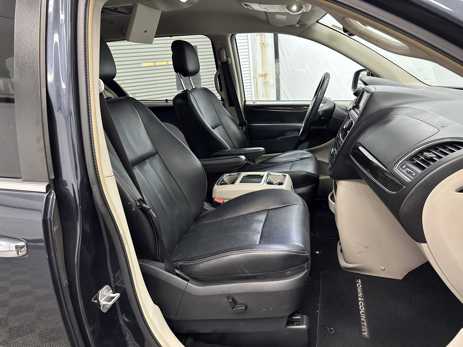 2014 Chrysler Town & Country Touring-L 14