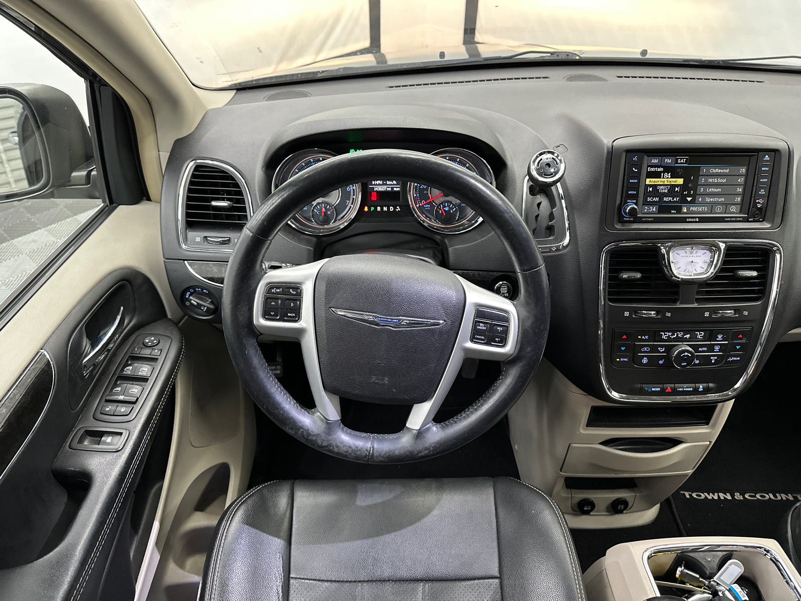 2014 Chrysler Town & Country Touring-L 26