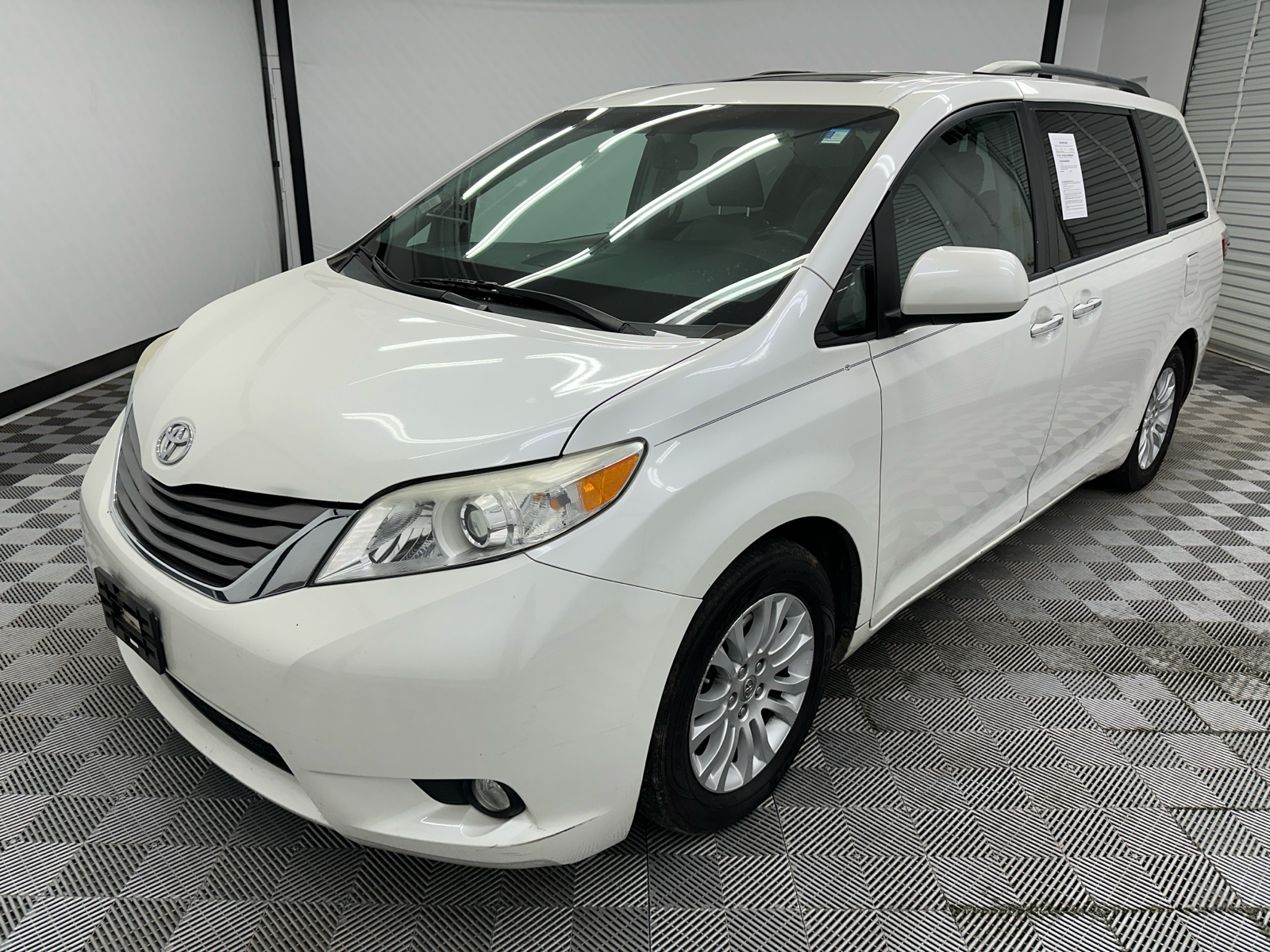 2015 Toyota Sienna XLE 1