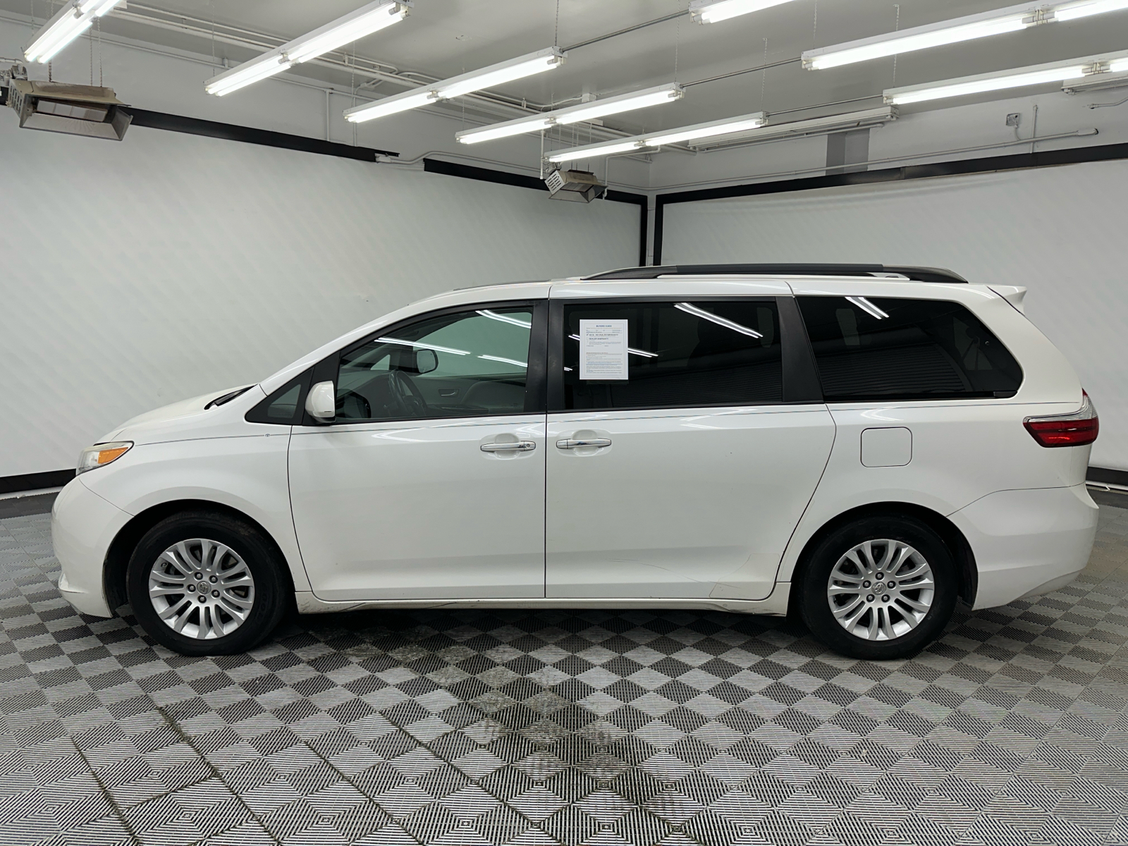 2015 Toyota Sienna XLE 2