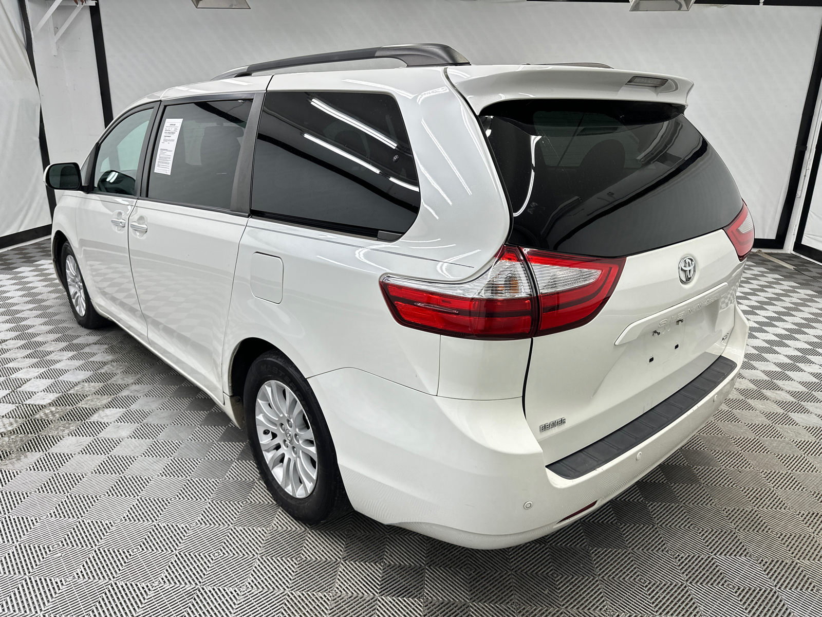 2015 Toyota Sienna XLE 3