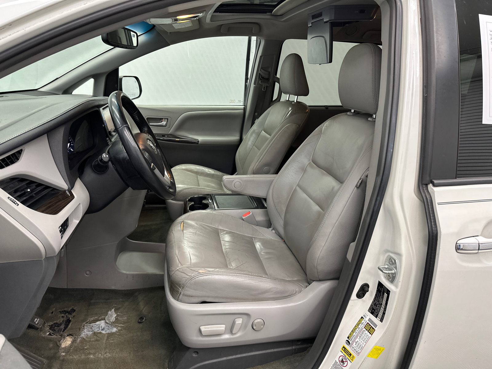 2015 Toyota Sienna XLE 9