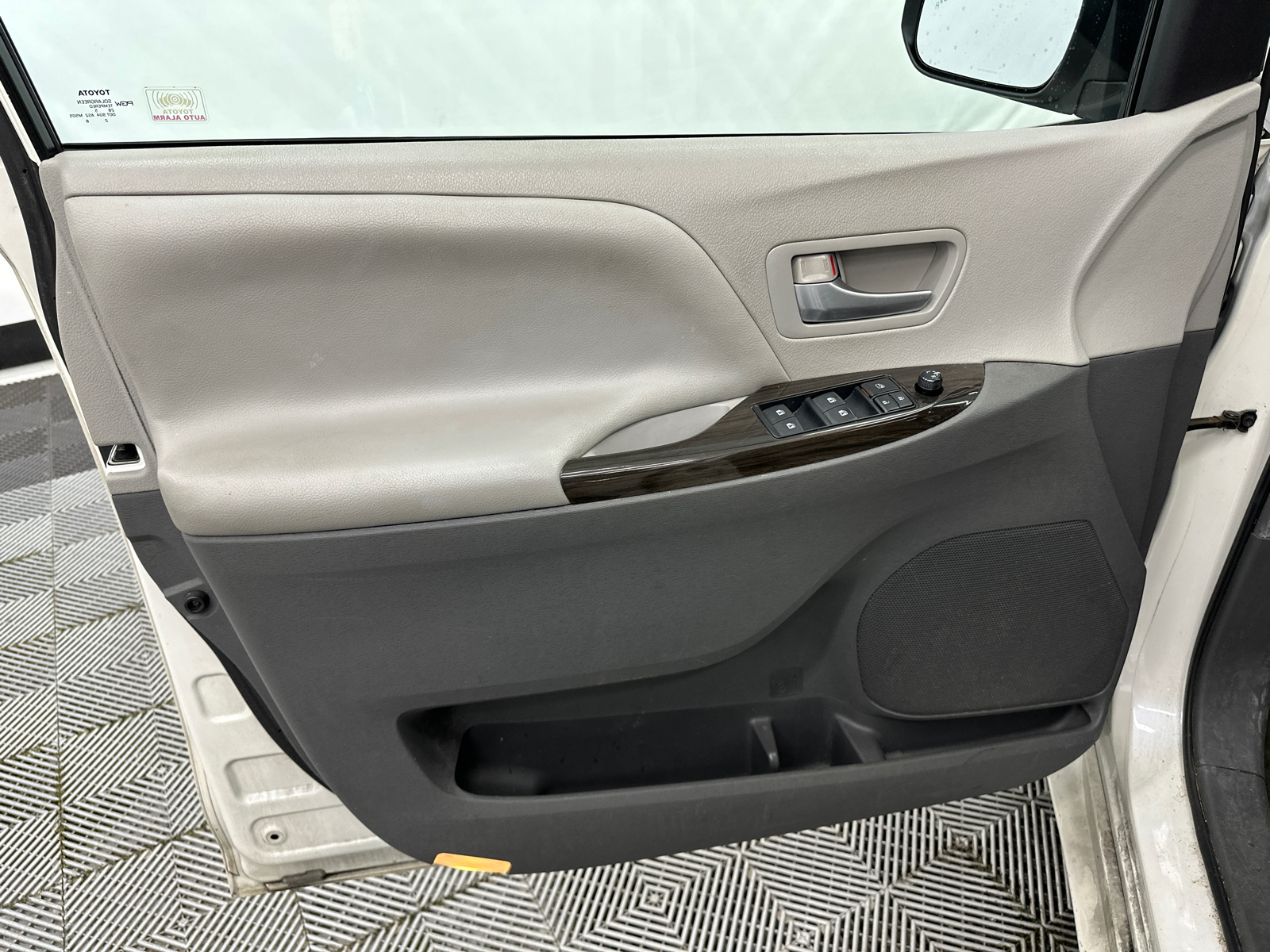 2015 Toyota Sienna XLE 11