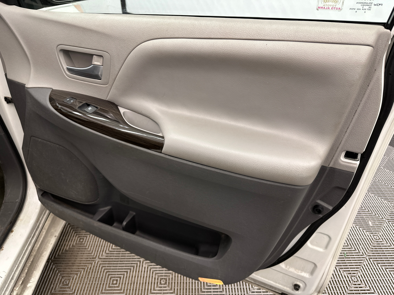 2015 Toyota Sienna XLE 15