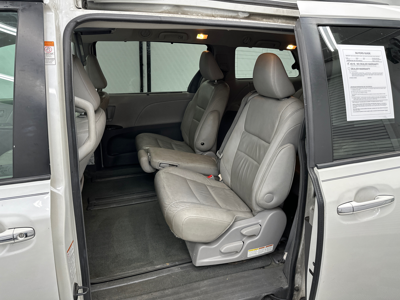 2015 Toyota Sienna XLE 23