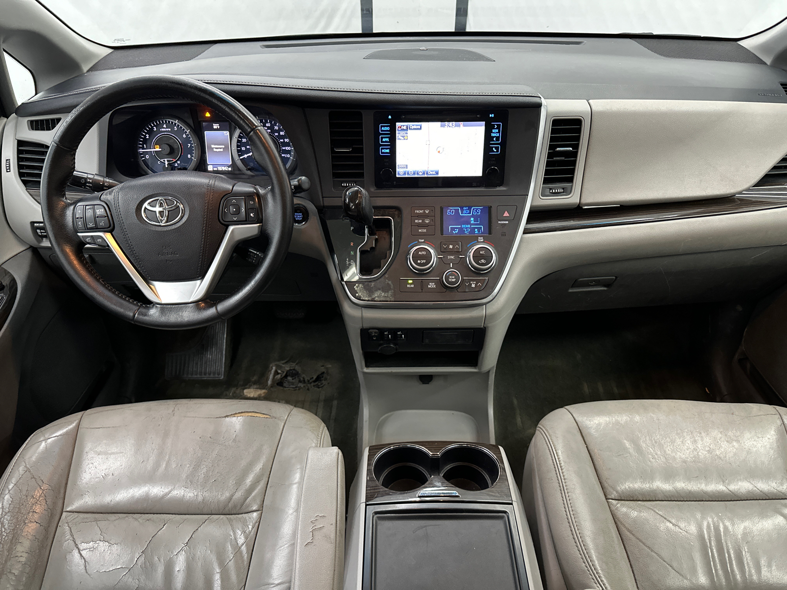 2015 Toyota Sienna XLE 26