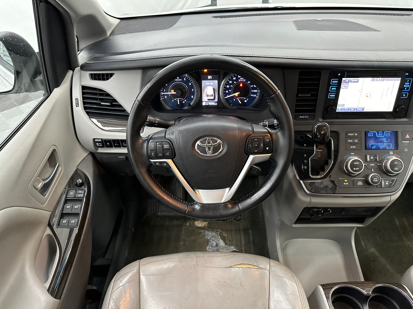 2015 Toyota Sienna XLE 27