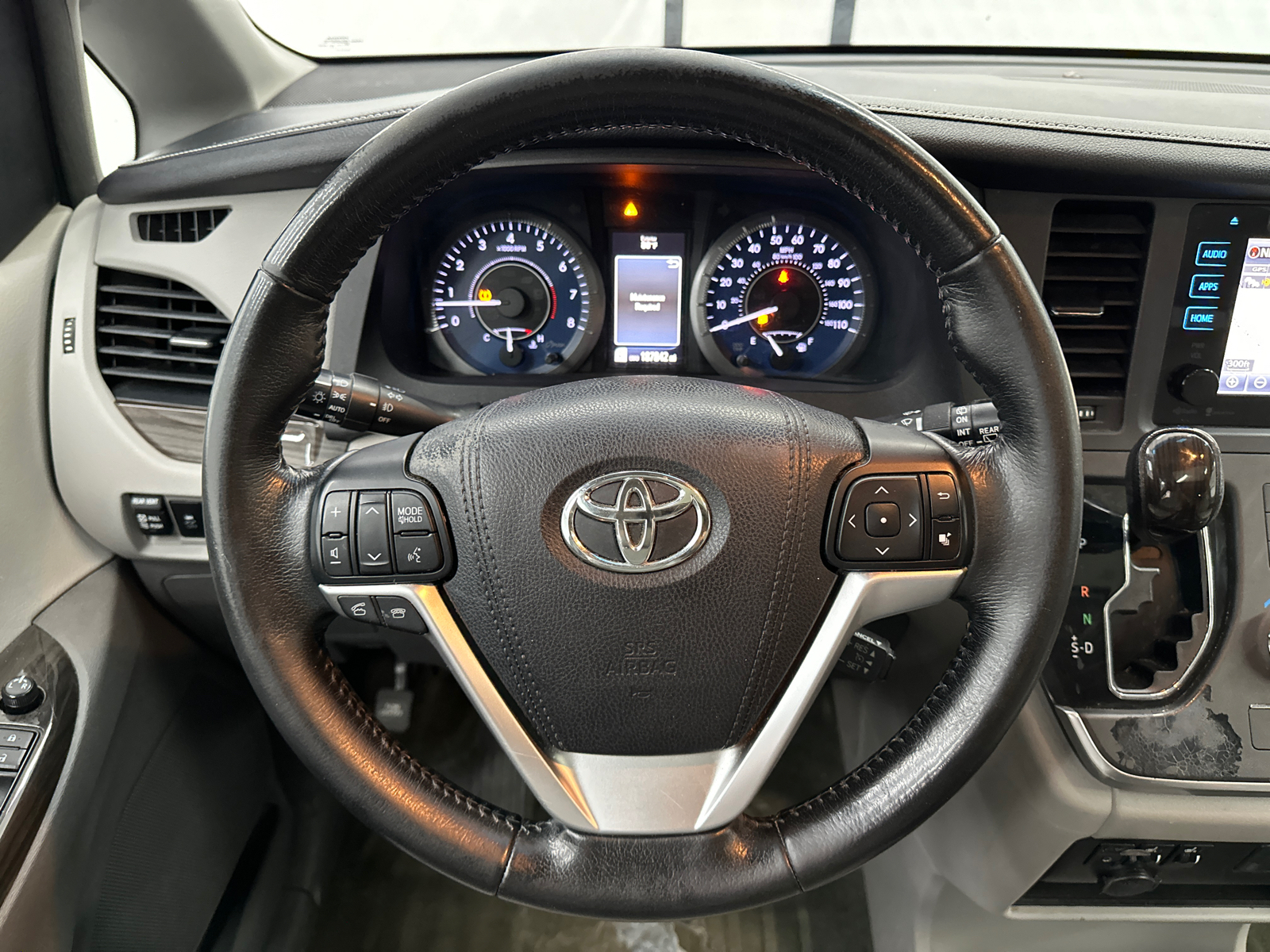 2015 Toyota Sienna XLE 28