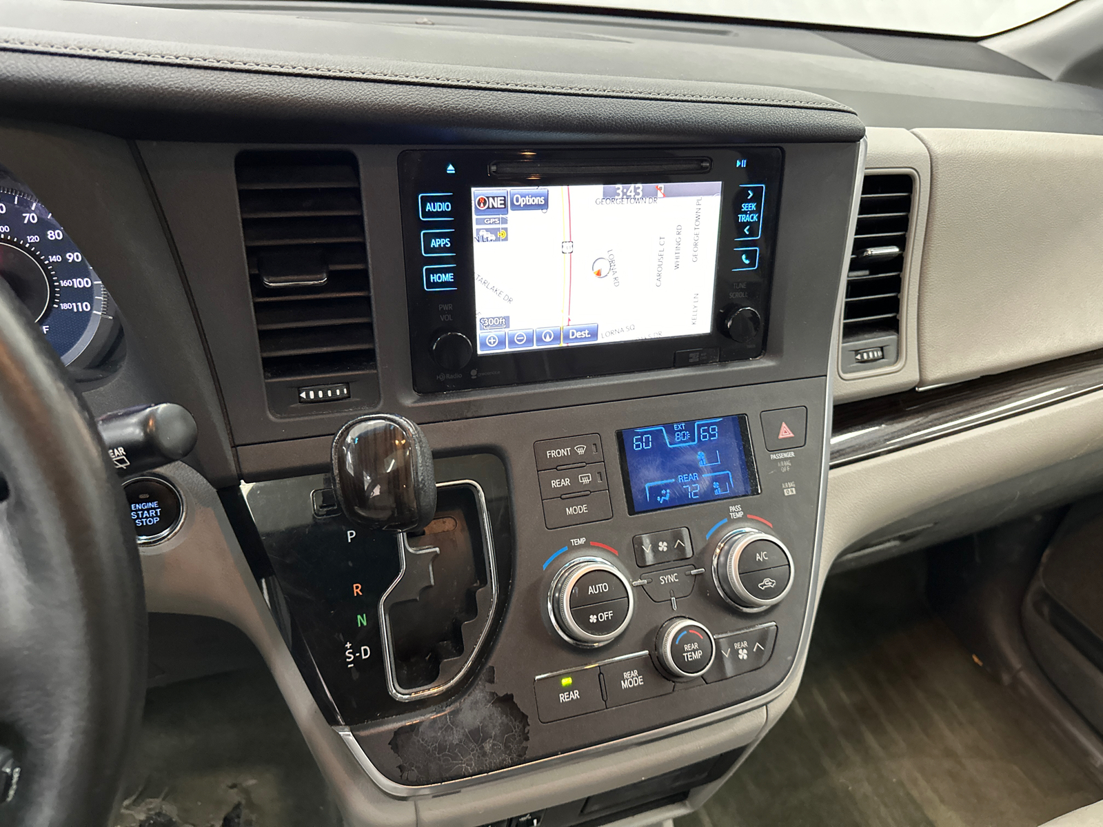 2015 Toyota Sienna XLE 32