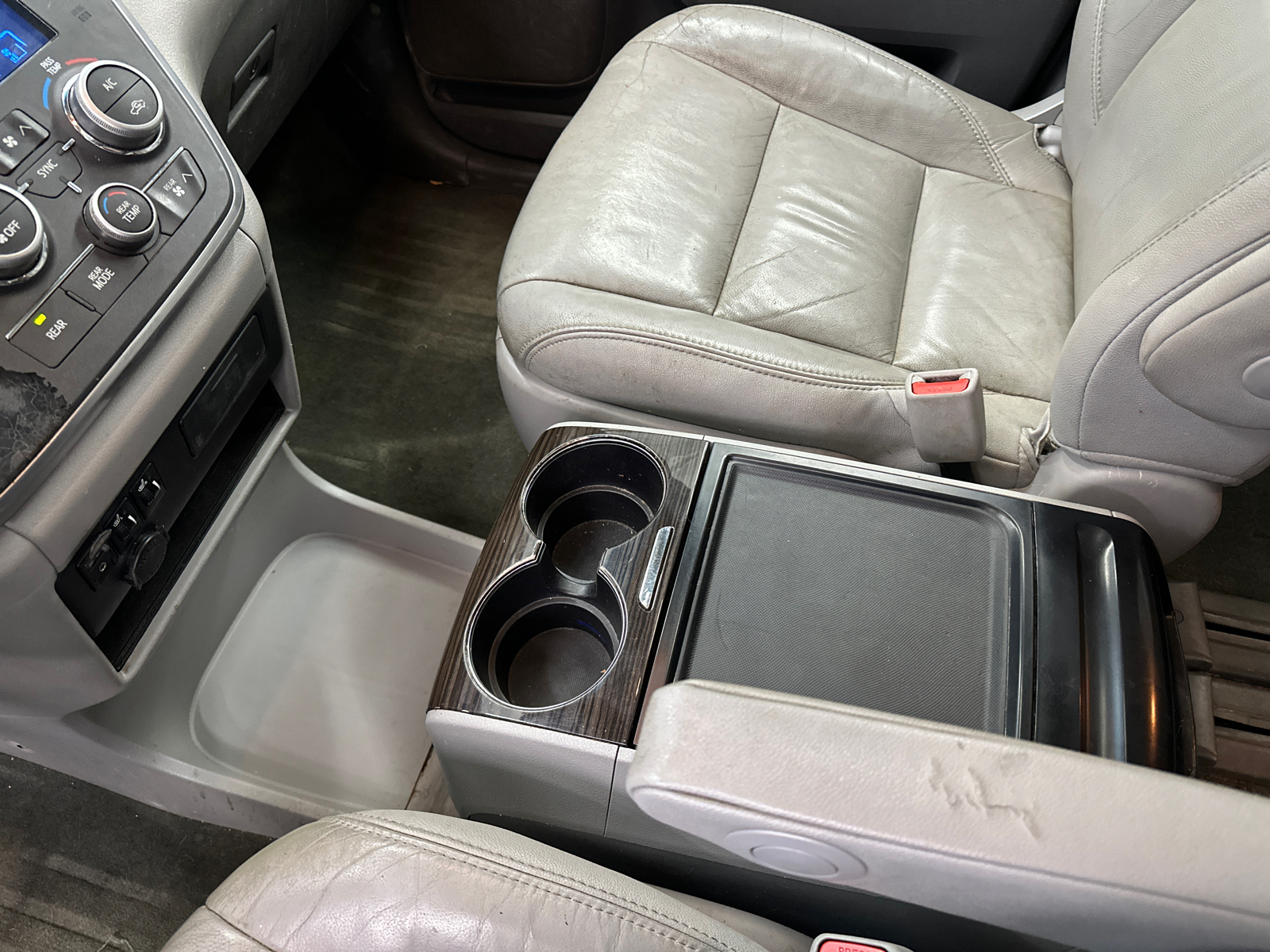 2015 Toyota Sienna XLE 34