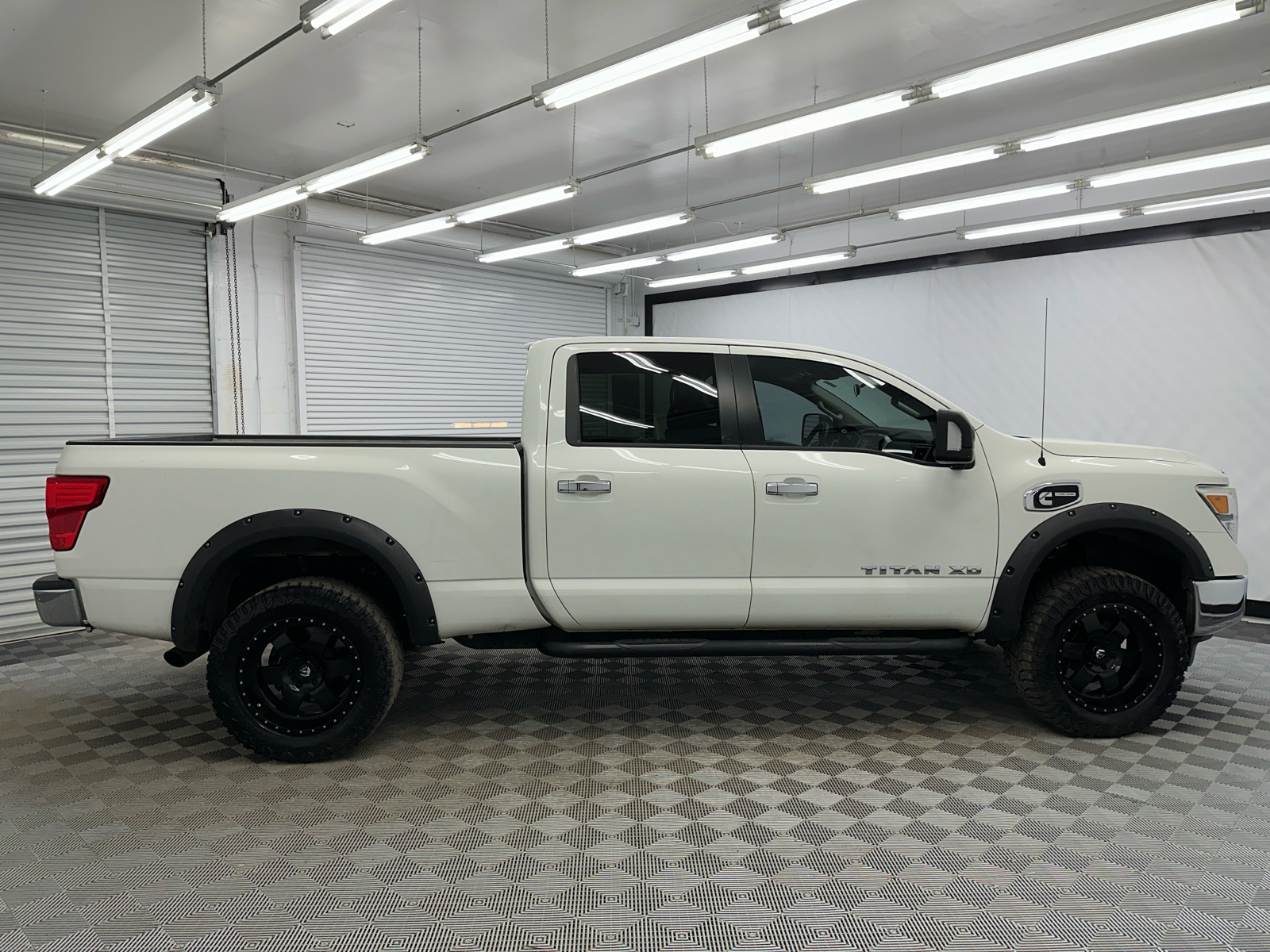 2017 Nissan Titan XD SV 6