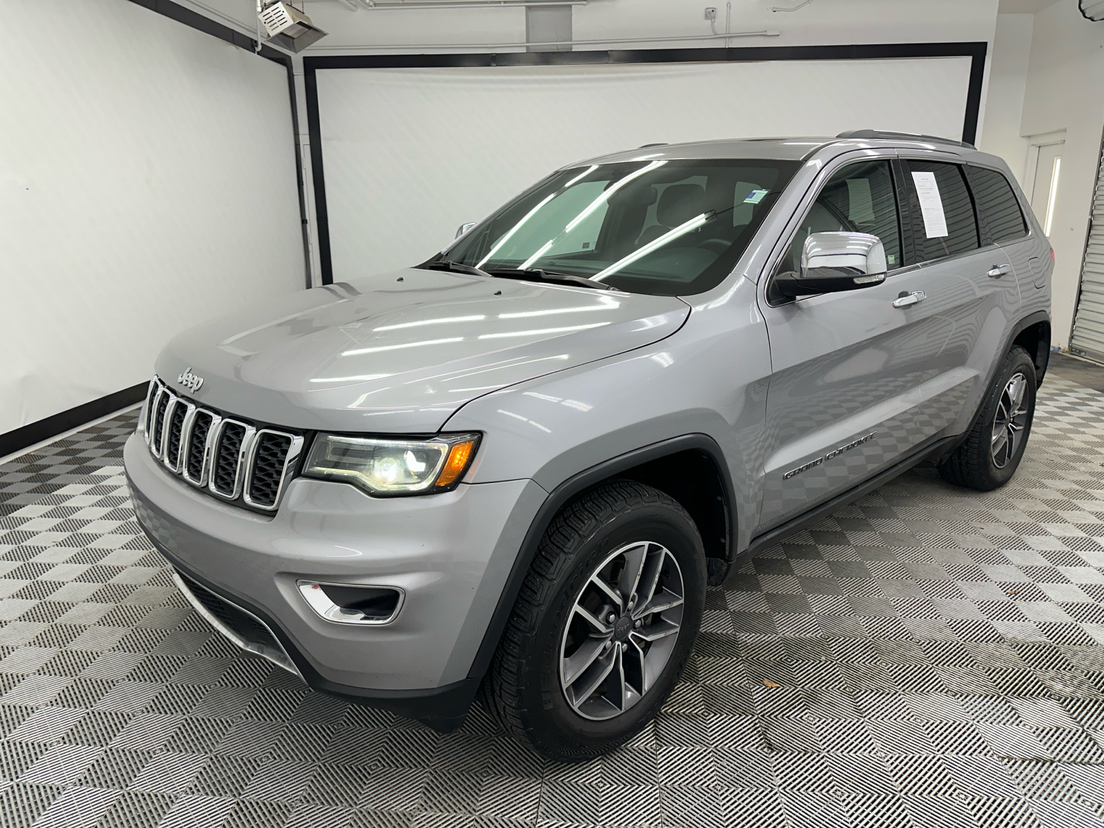 2019 Jeep Grand Cherokee Limited 1