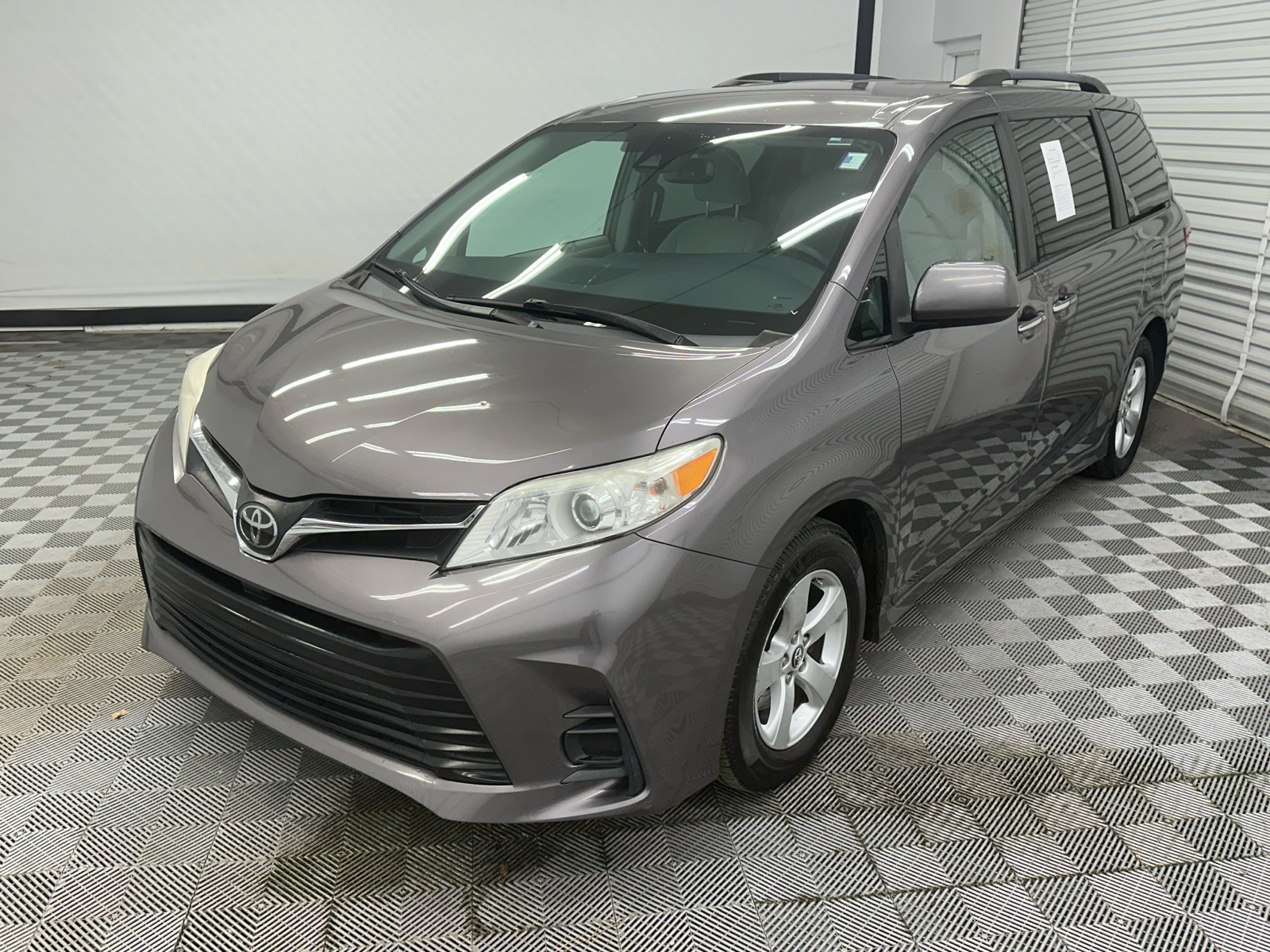 2019 Toyota Sienna LE 1