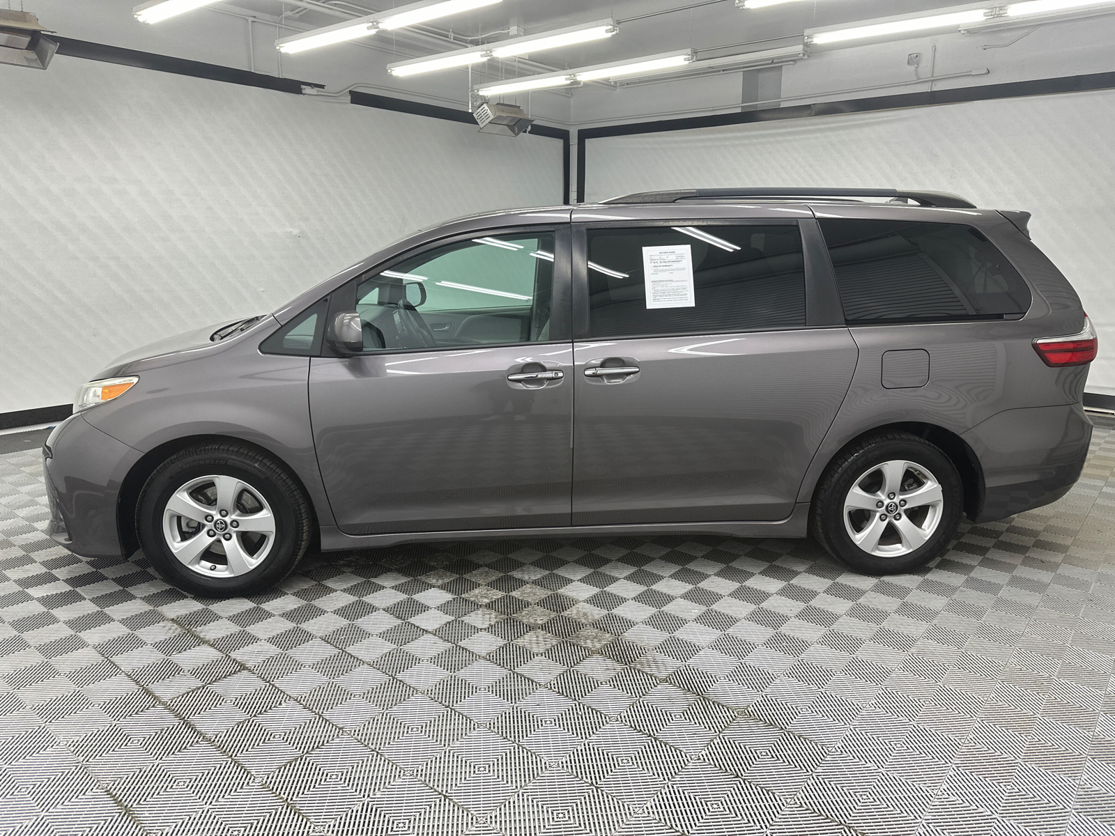 2019 Toyota Sienna LE 2