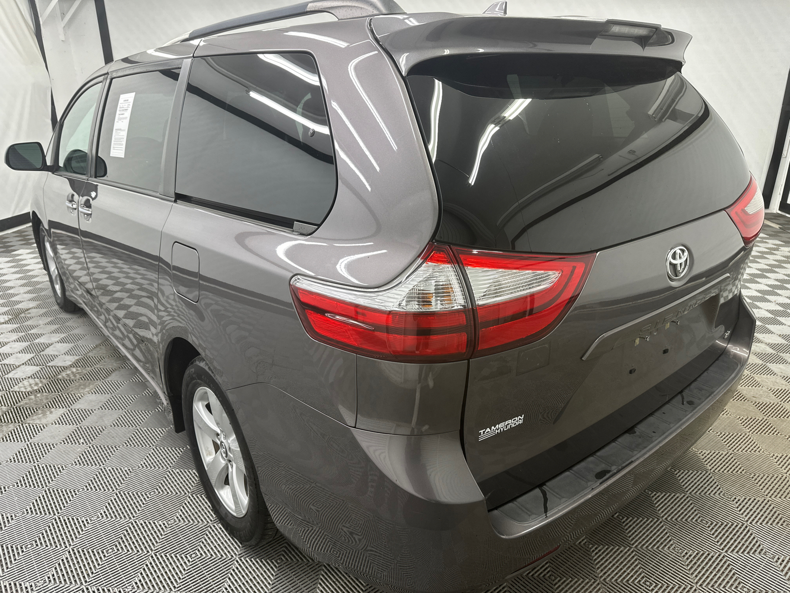 2019 Toyota Sienna LE 3