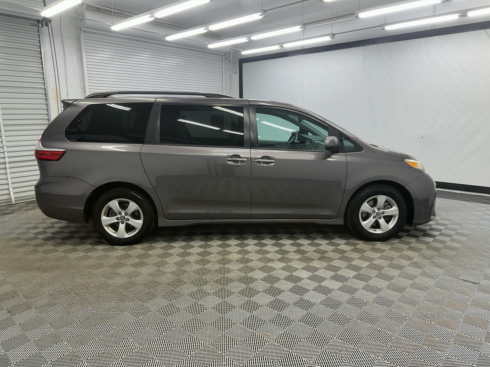 2019 Toyota Sienna LE 6