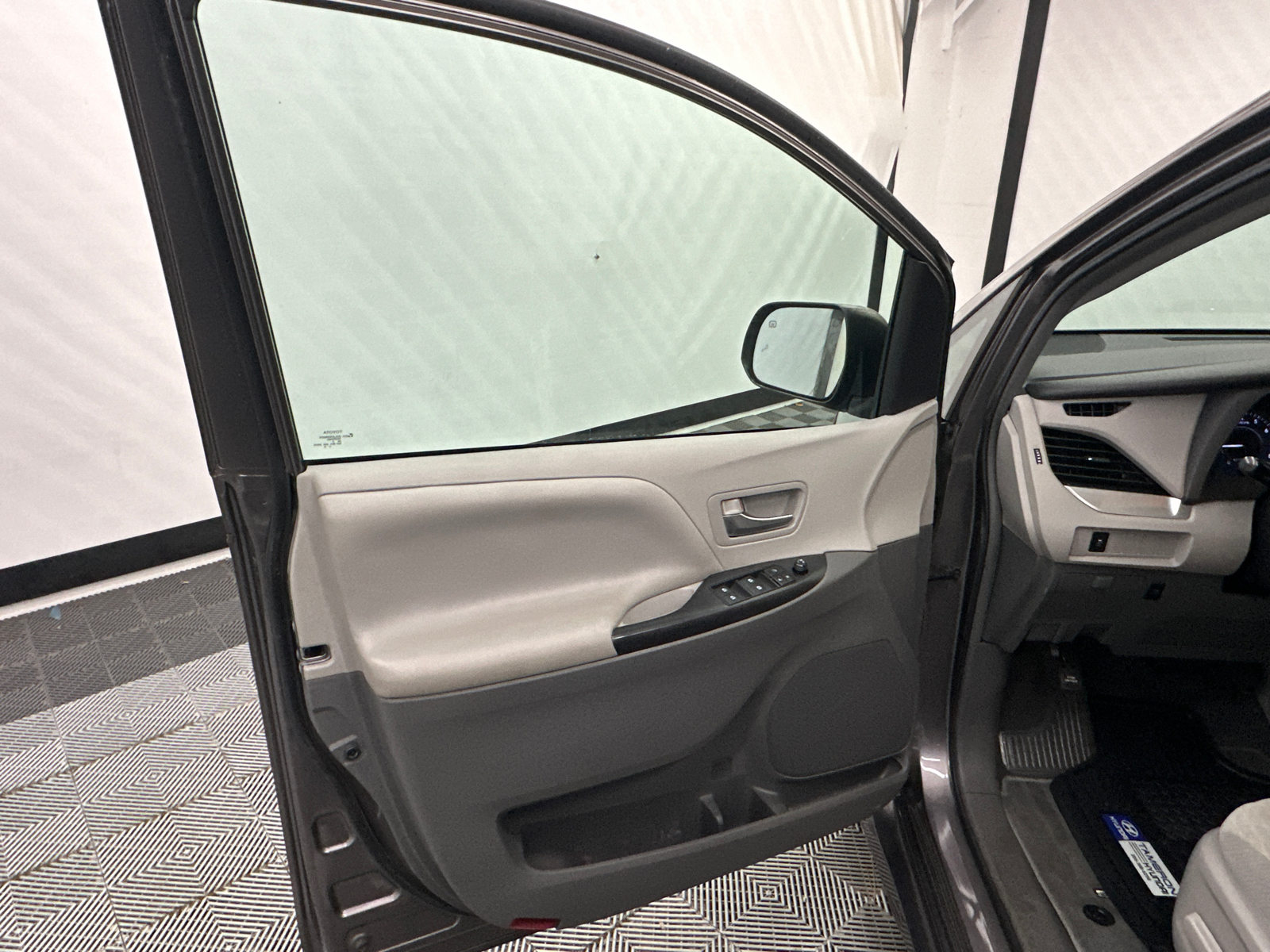 2019 Toyota Sienna LE 11