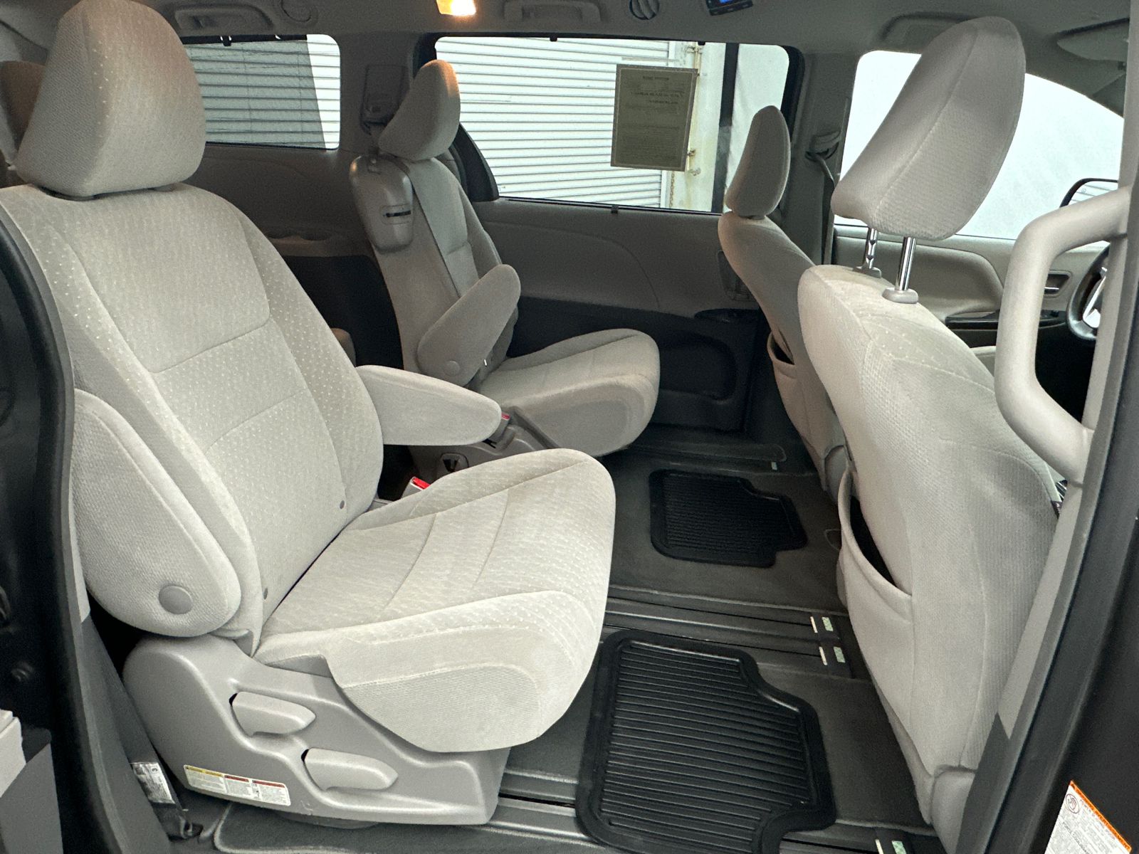 2019 Toyota Sienna LE 16