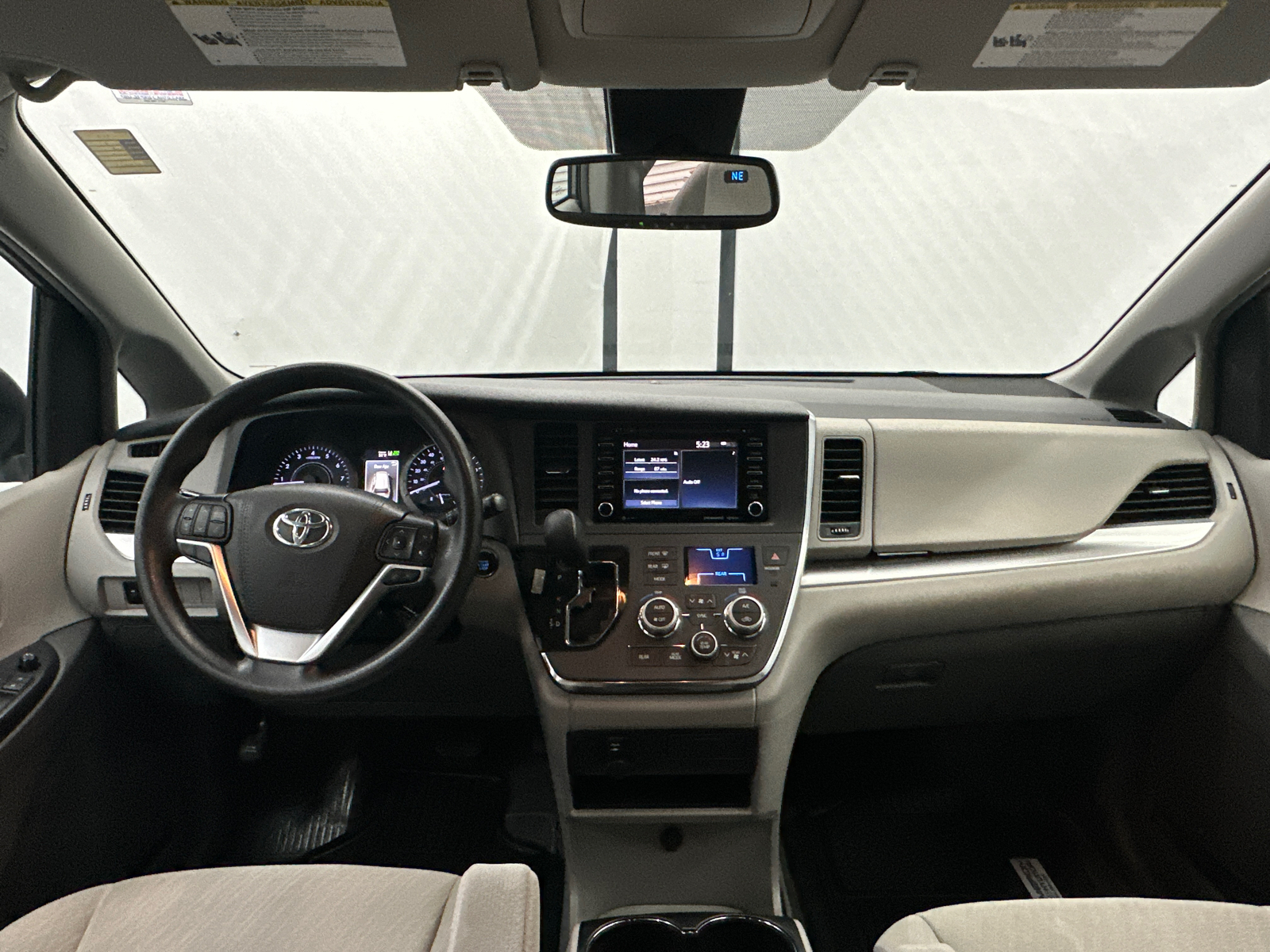 2019 Toyota Sienna LE 23