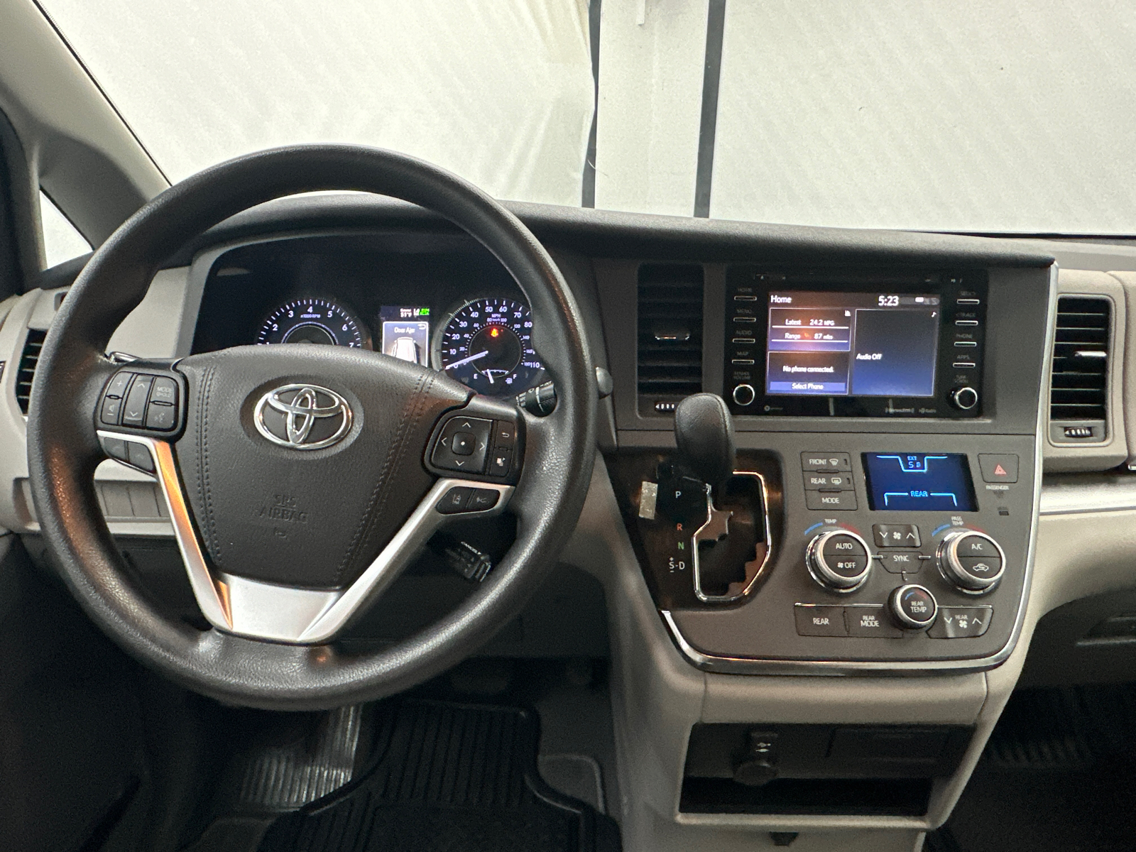 2019 Toyota Sienna LE 24