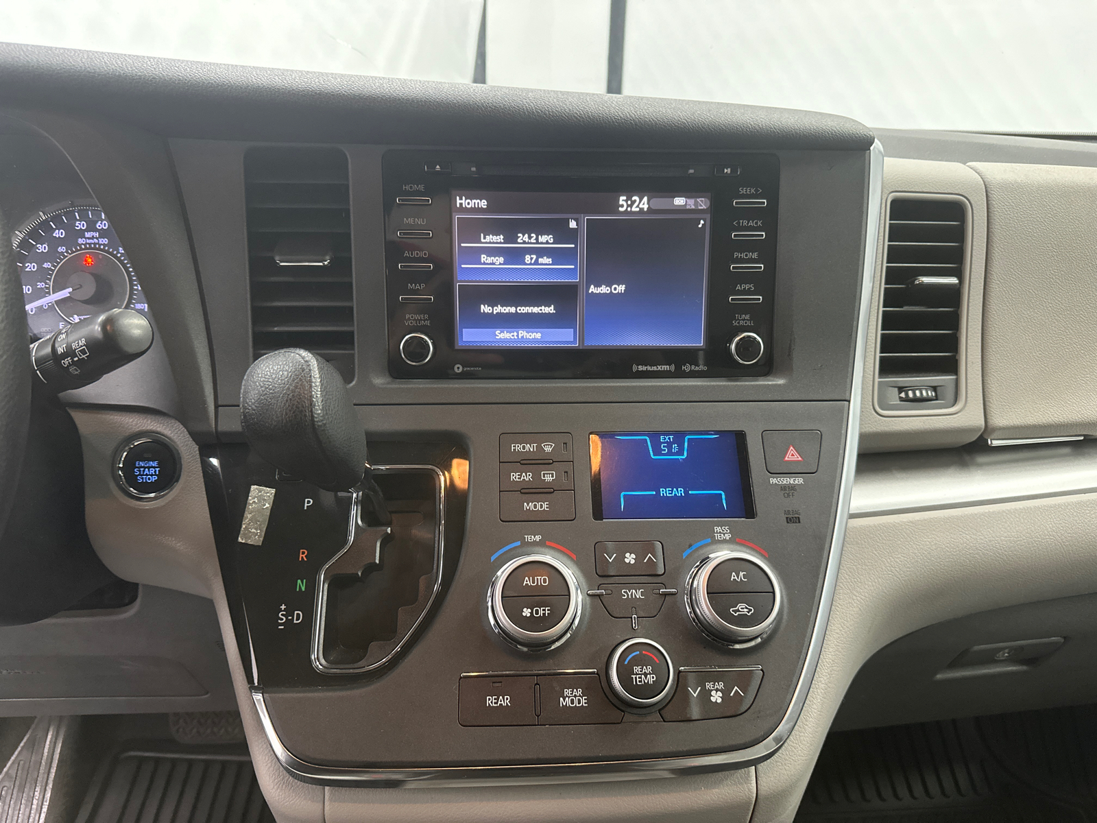 2019 Toyota Sienna LE 30