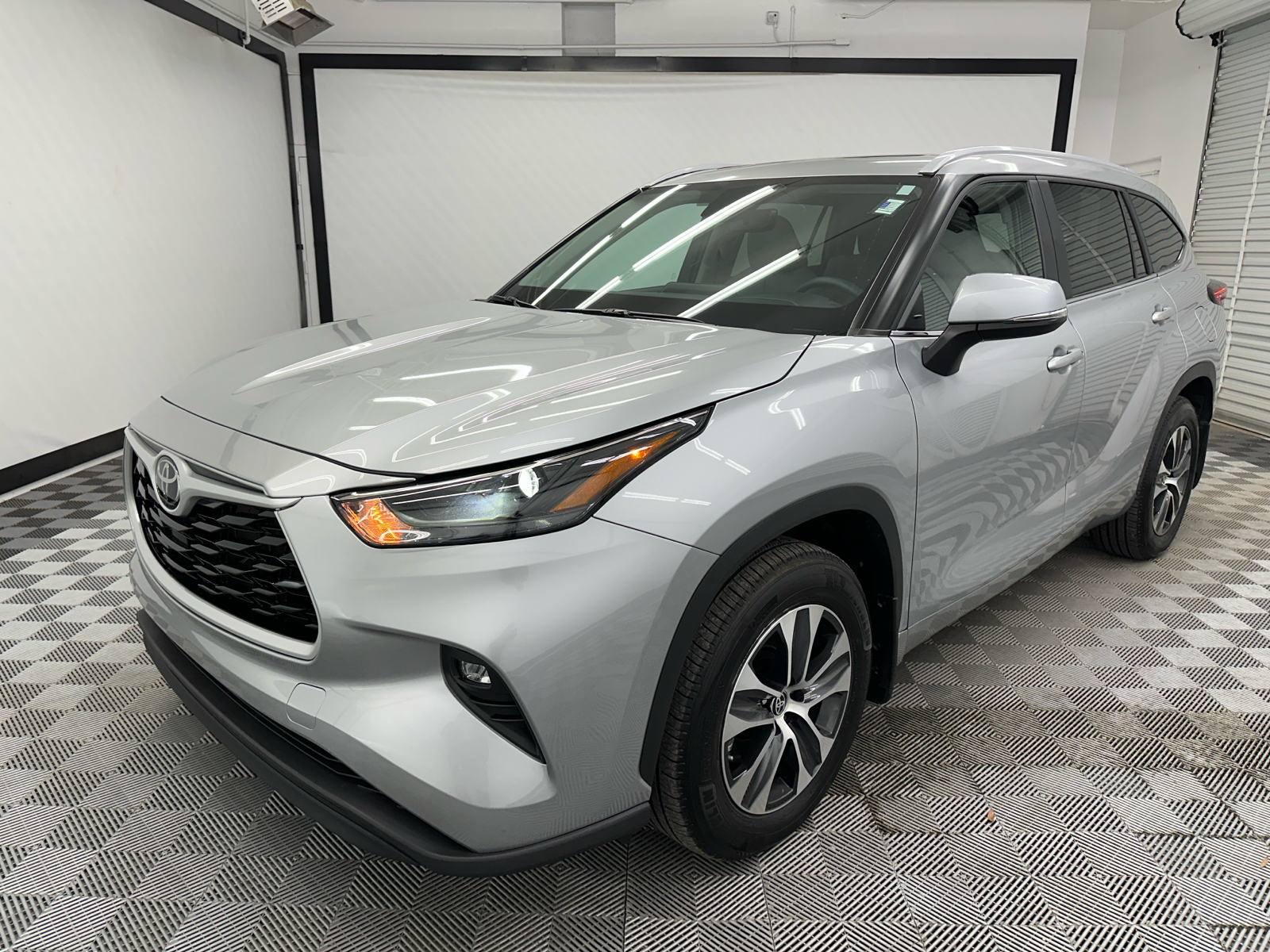 2023 Toyota Highlander XLE 1