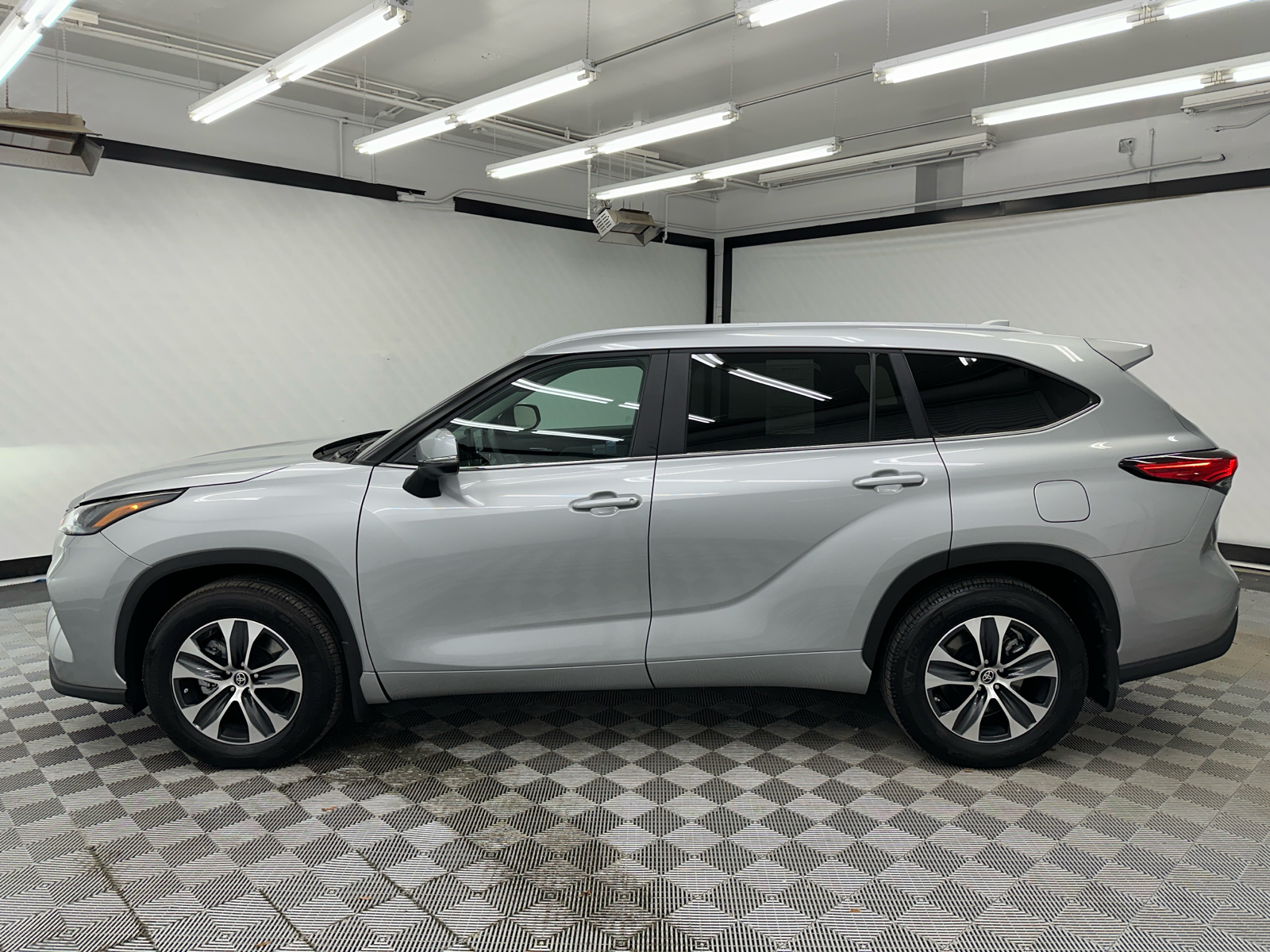 2023 Toyota Highlander XLE 2