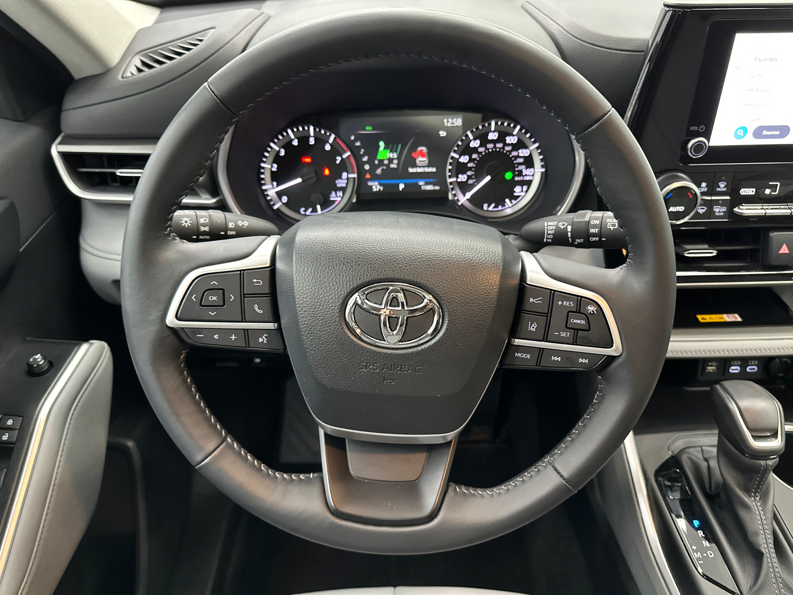 2023 Toyota Highlander XLE 28