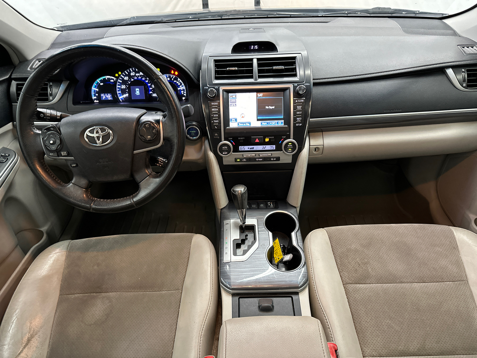2013 Toyota Camry Hybrid XLE 22