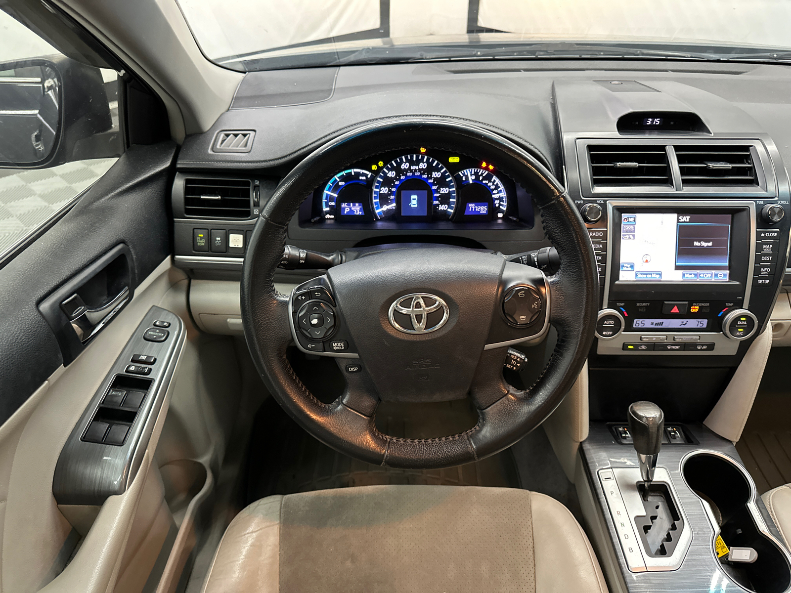 2013 Toyota Camry Hybrid XLE 23