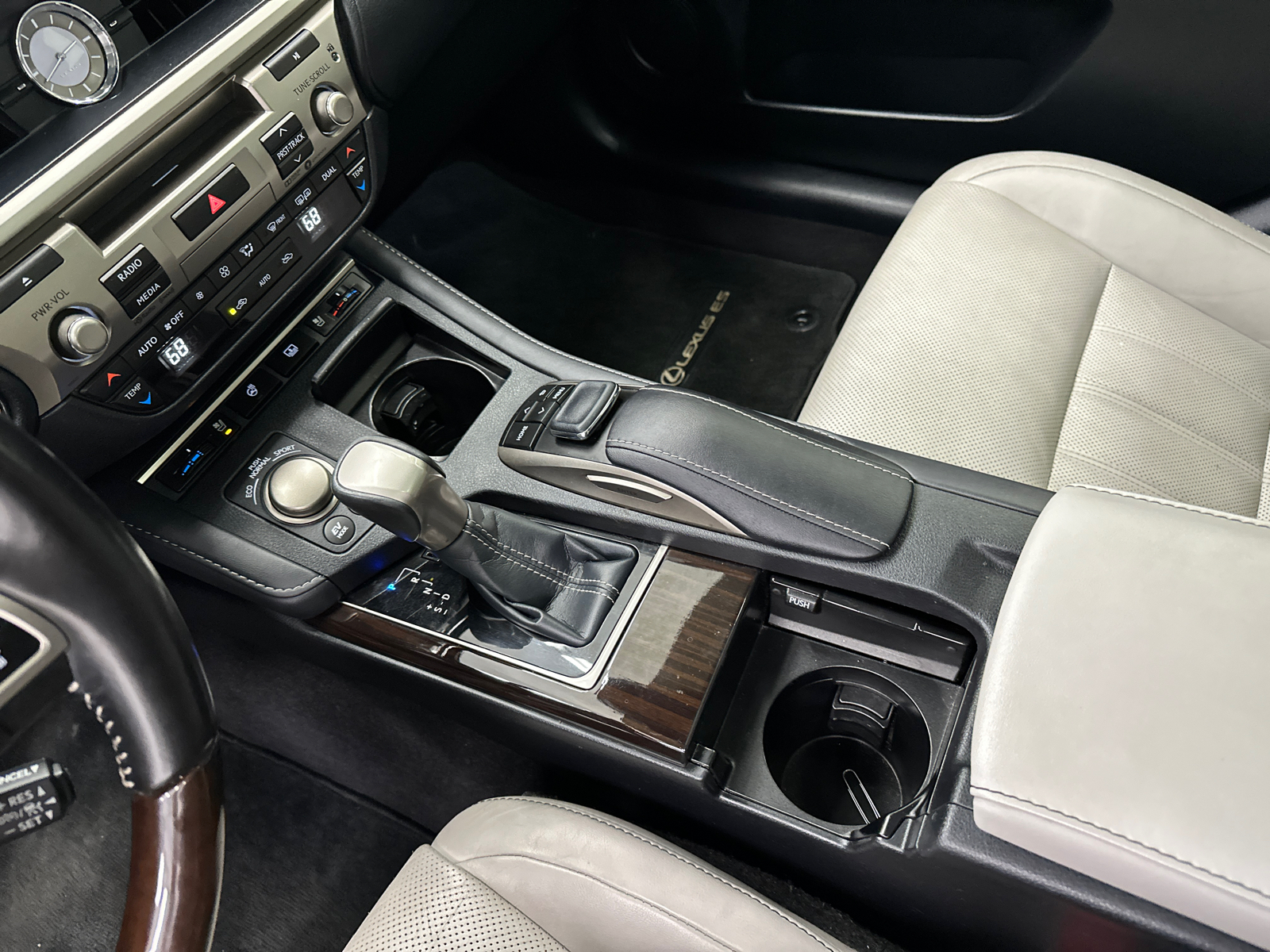 2018 Lexus ES 300h 31