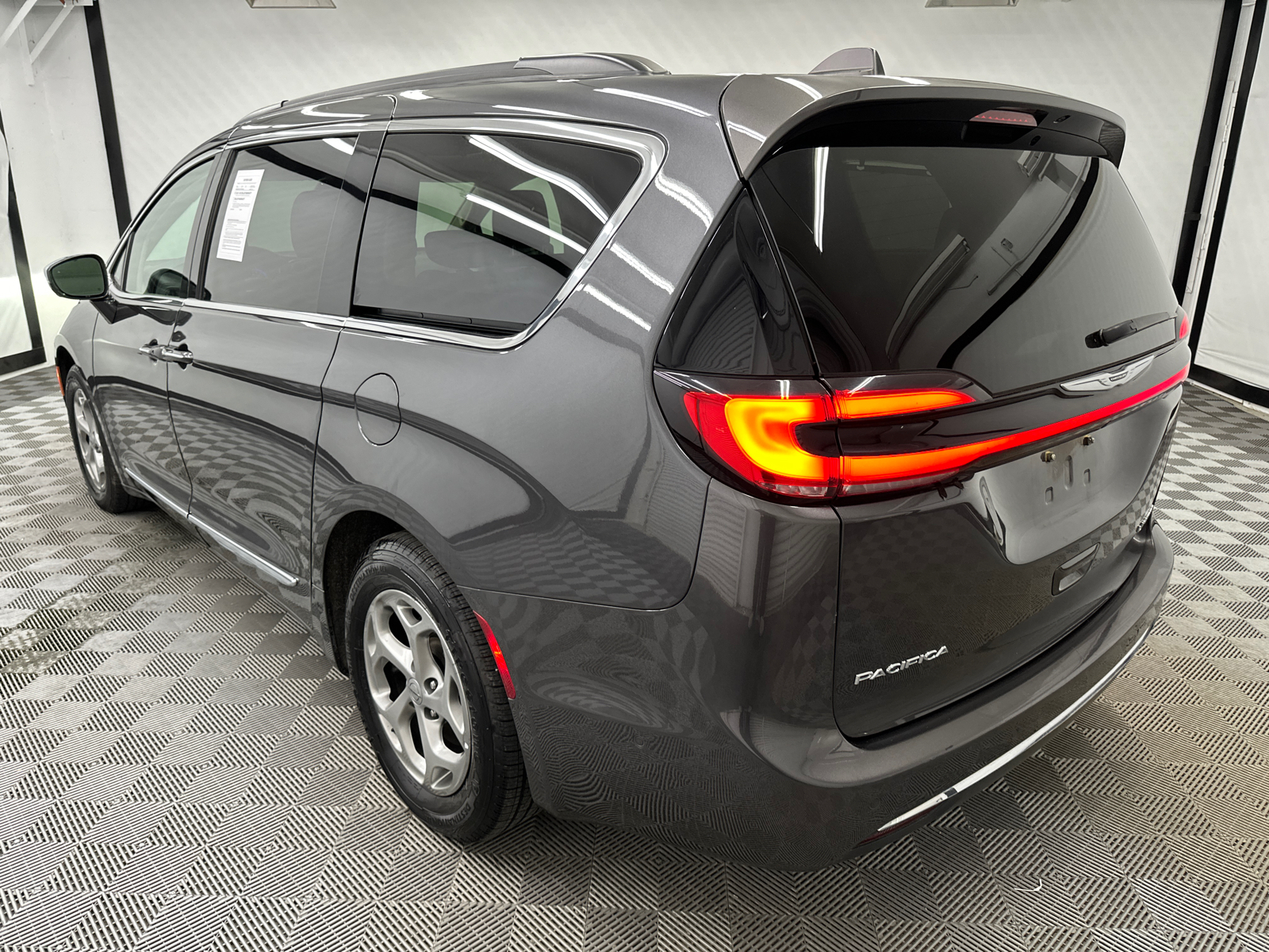 2022 Chrysler Pacifica Limited 3