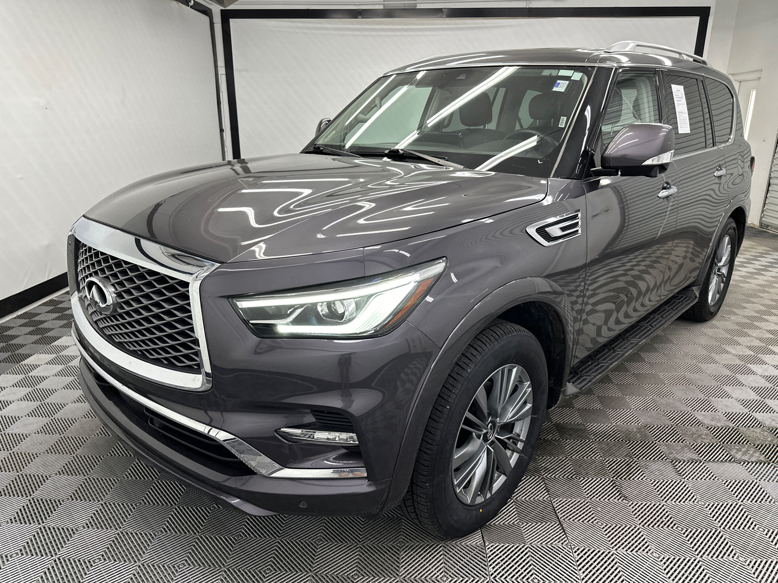 2022 INFINITI QX80 LUXE 1