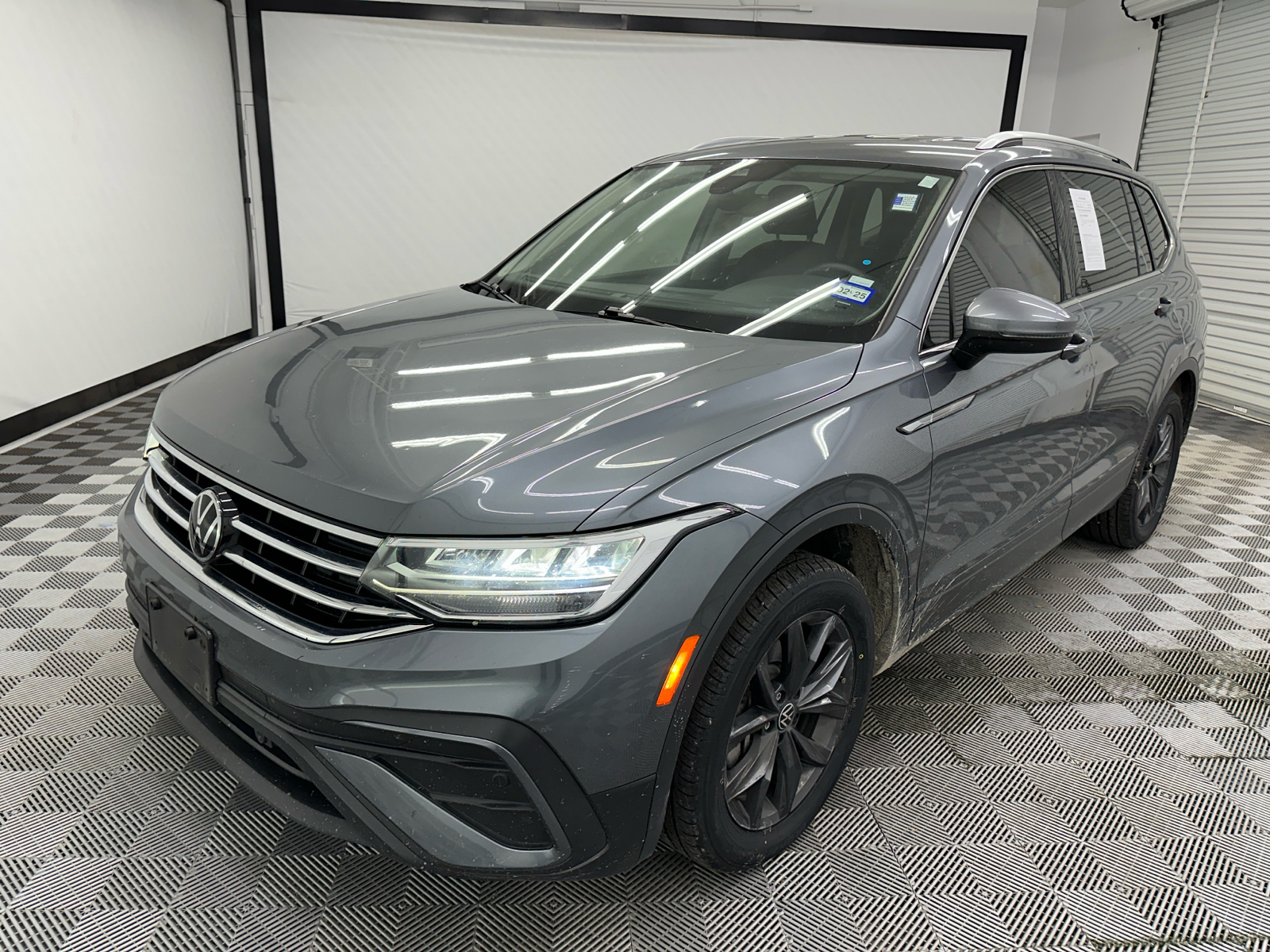 2023 Volkswagen Tiguan 2.0T SE 1