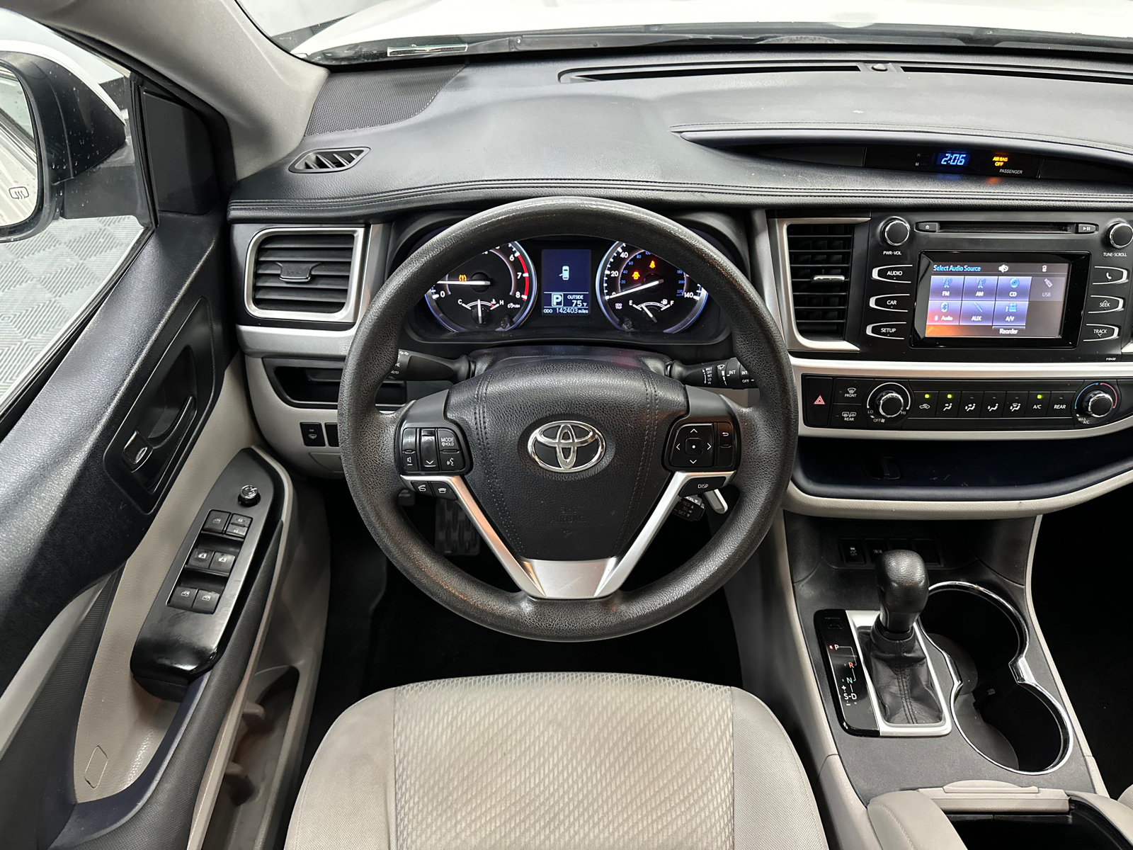 2015 Toyota Highlander LE 24