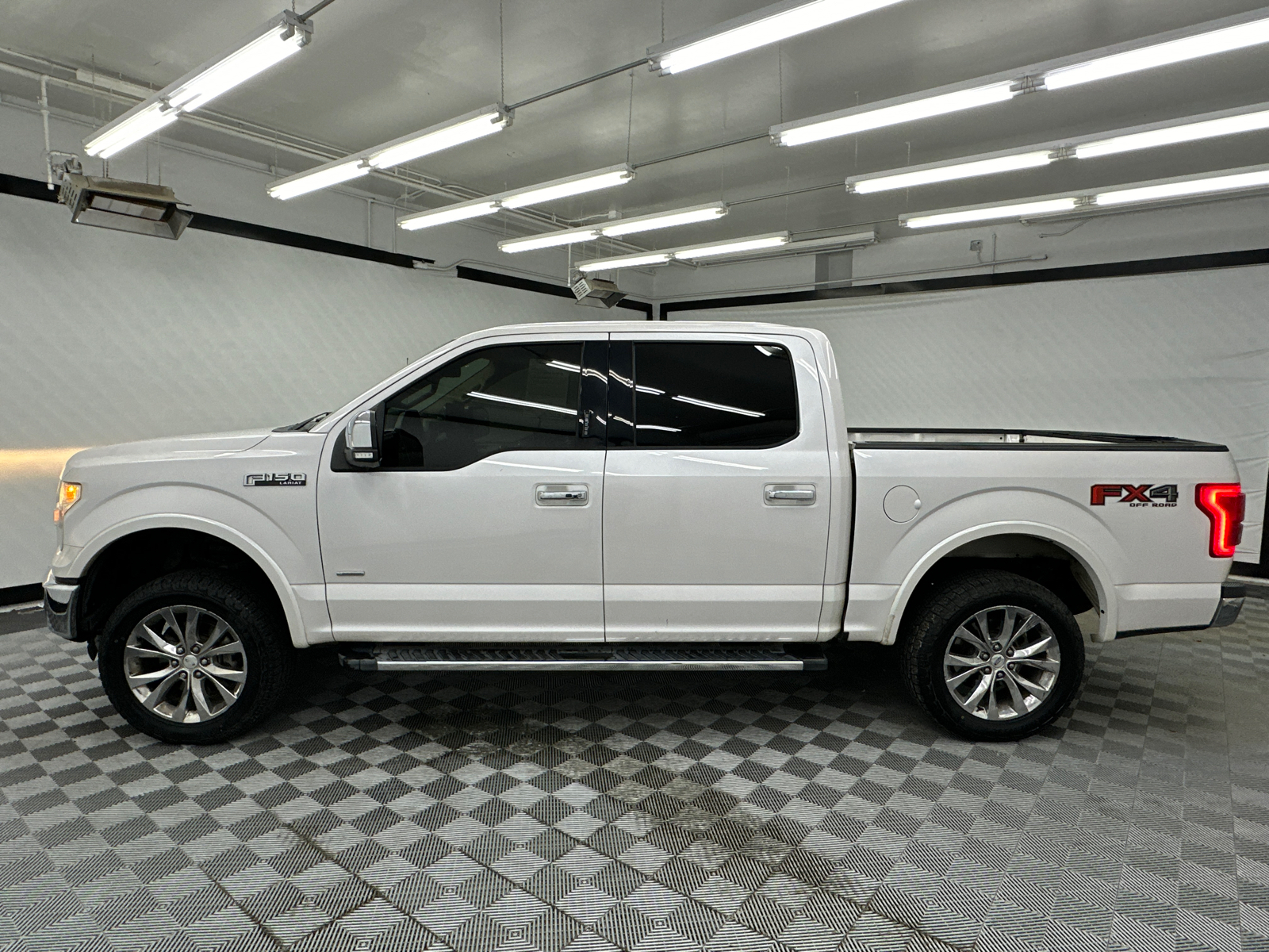 2015 Ford F-150 Lariat 2