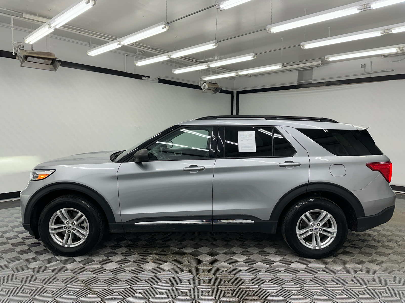 2023 Ford Explorer XLT 2