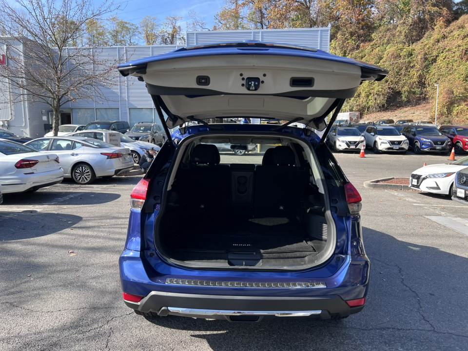 2018 Nissan Rogue SV 32