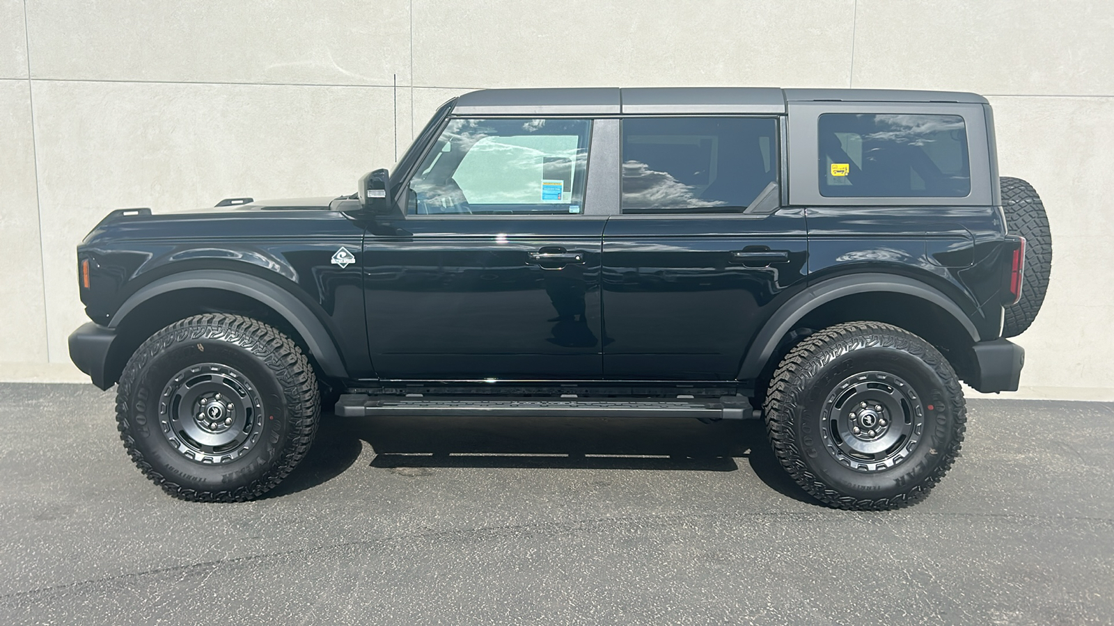 2024 Ford Bronco Outer Banks 3