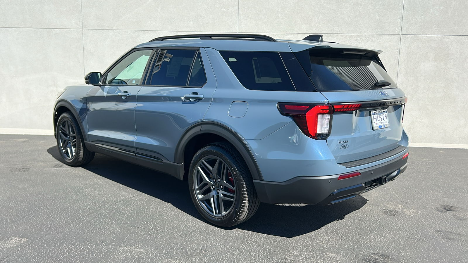 2025 Ford Explorer ST-Line 2