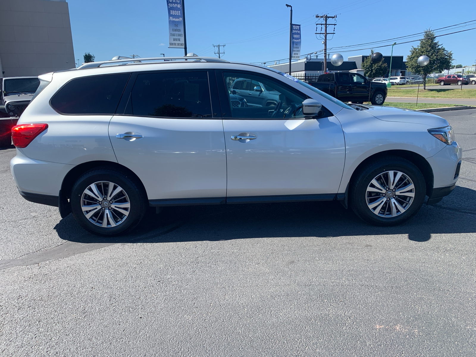 2020 Nissan Pathfinder S 2