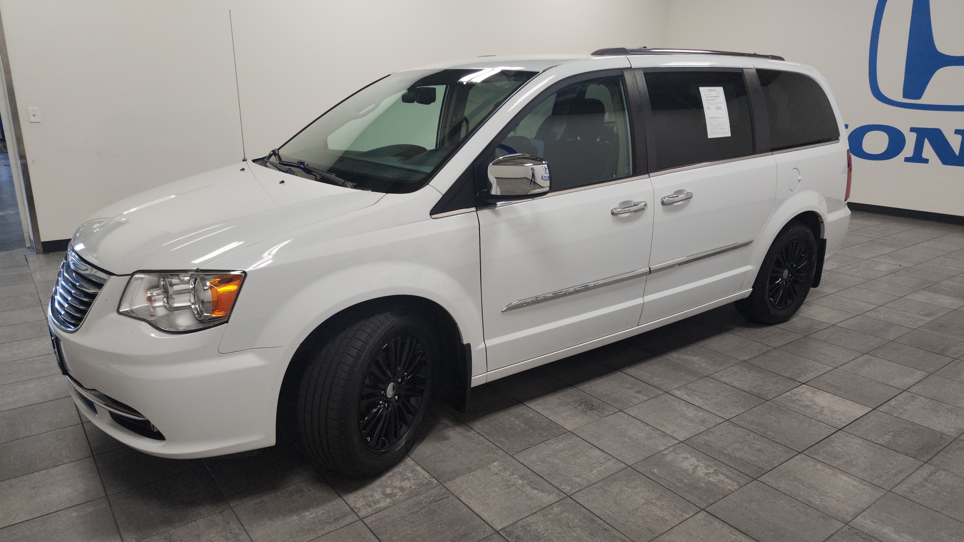 2016 Chrysler Town & Country Limited 4