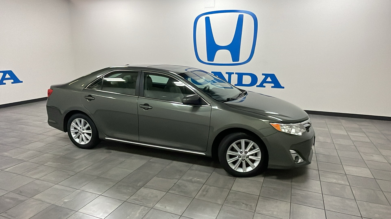 2012 Toyota Camry XLE 1